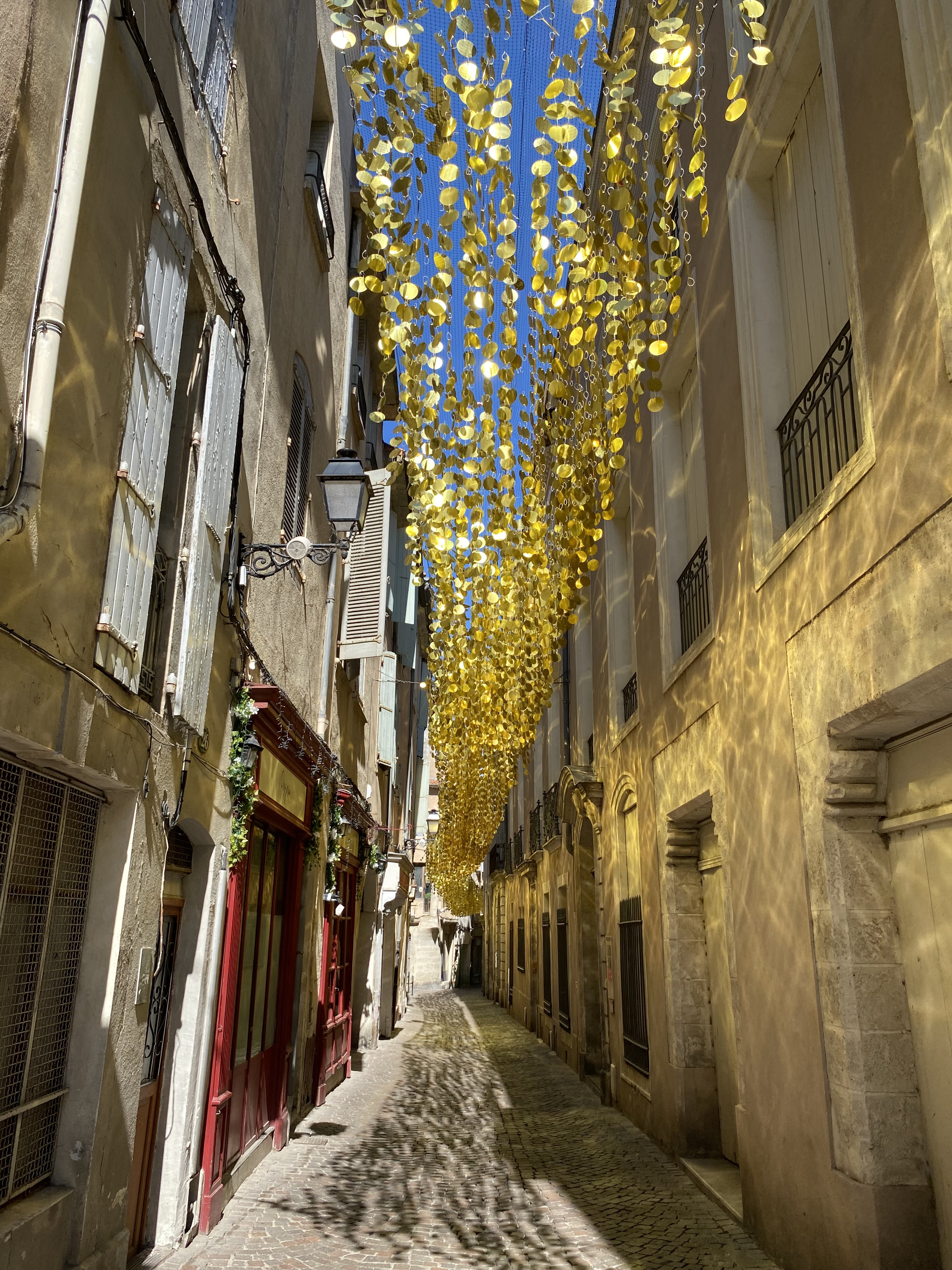 Ruelle de Montpellier ornée de sequins dorés
